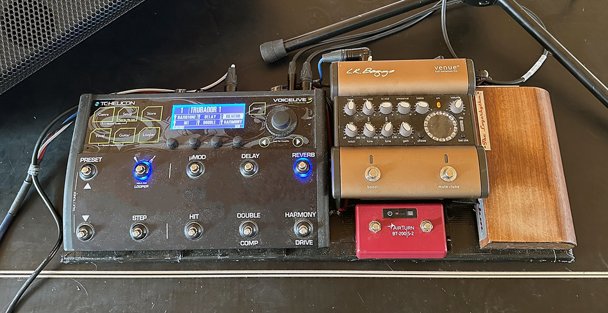 Gólfbúnaður Bjössa: TC-Helicon VoiceLive, L.R. Baggs Venue DI og Logarhythm taktpedali
